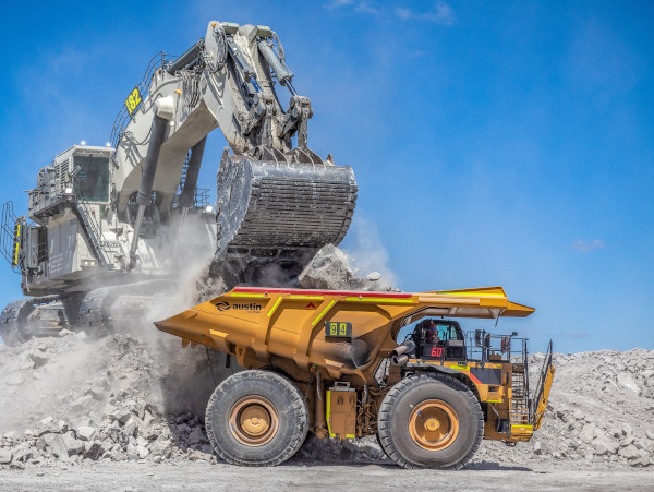 A mining excavator and haul truck made in Hardox® wear plate