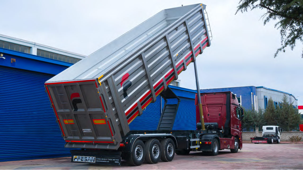 An open-box dumper made in Hardox® 500 Tuf.