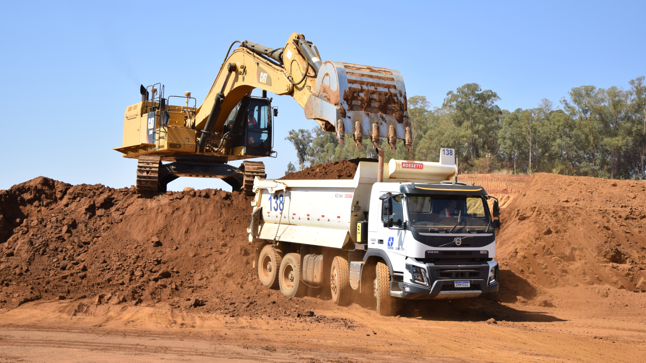 Dirt being loaded into a truck body made in Hardox® 500 Tuf steel for extra toughness and abrasion resistance.