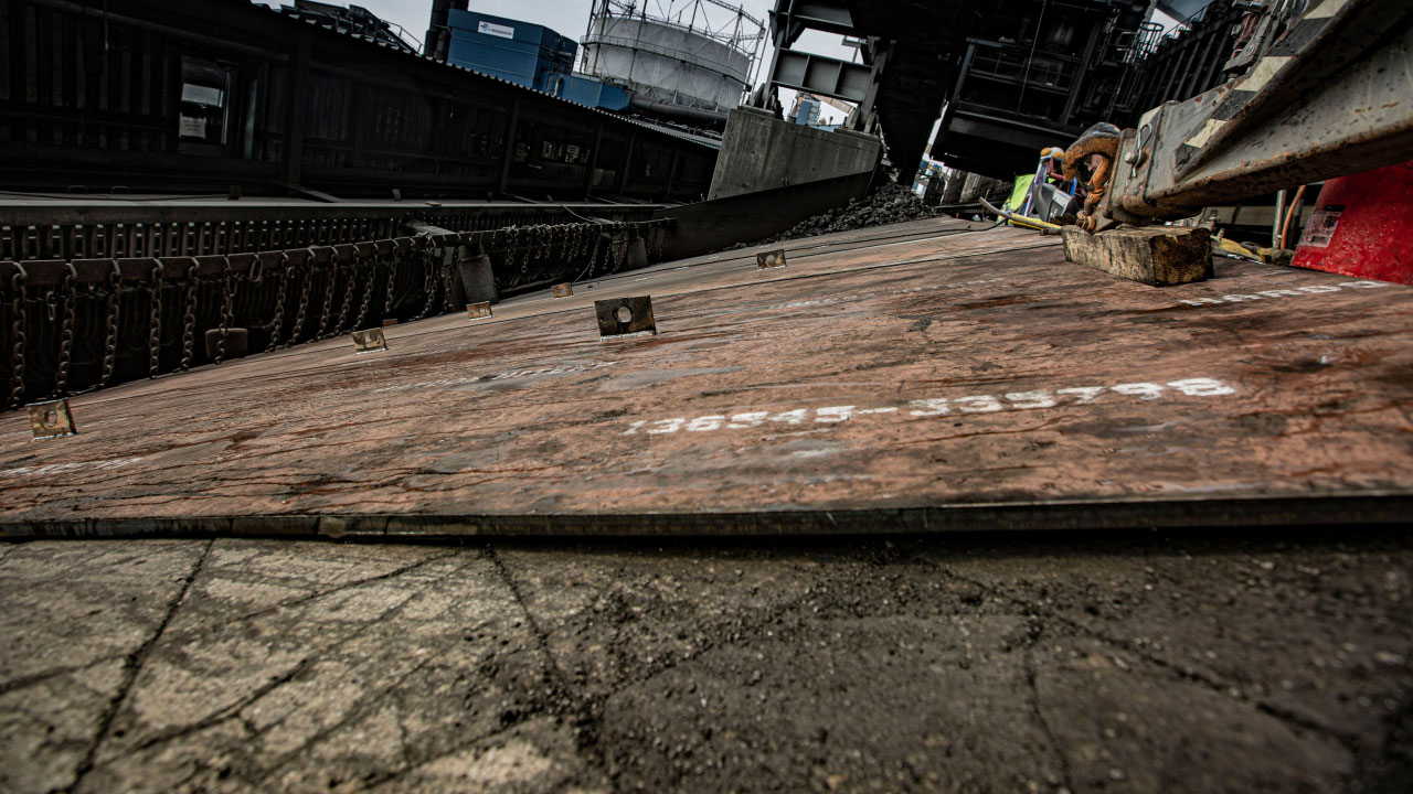 Close-up of a sliding ramp made of the heat-resistant, high-temperature steel Hardox® HiTemp.