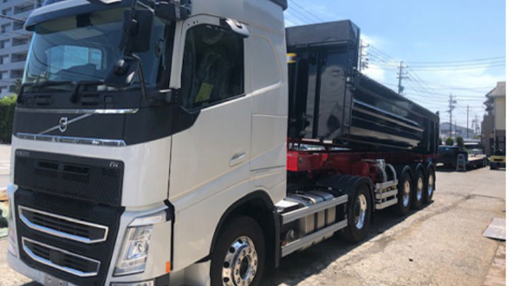 A white semi-trailer with body made in Hardox® 500 Tuf steel.