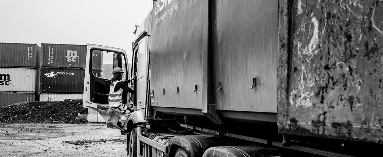 Operator climbing into a truck owned by recycling company Stena Recycling, with truck body made in corrosion-fighting metal Hardox® HiAce.