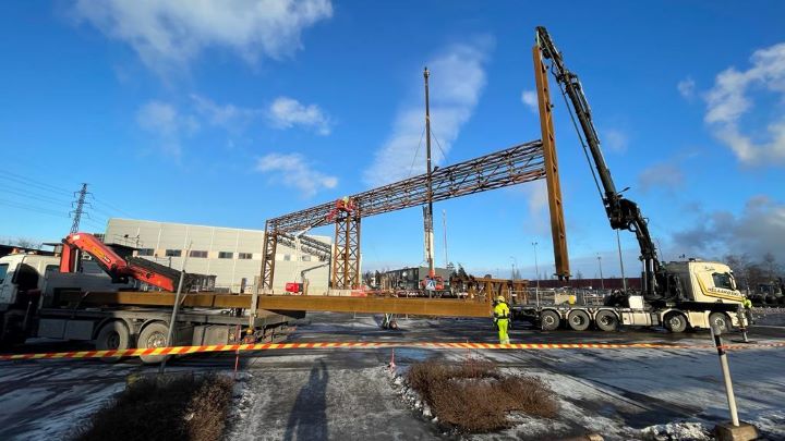 Installation of a weather-resistant pneumatic pipe bridge