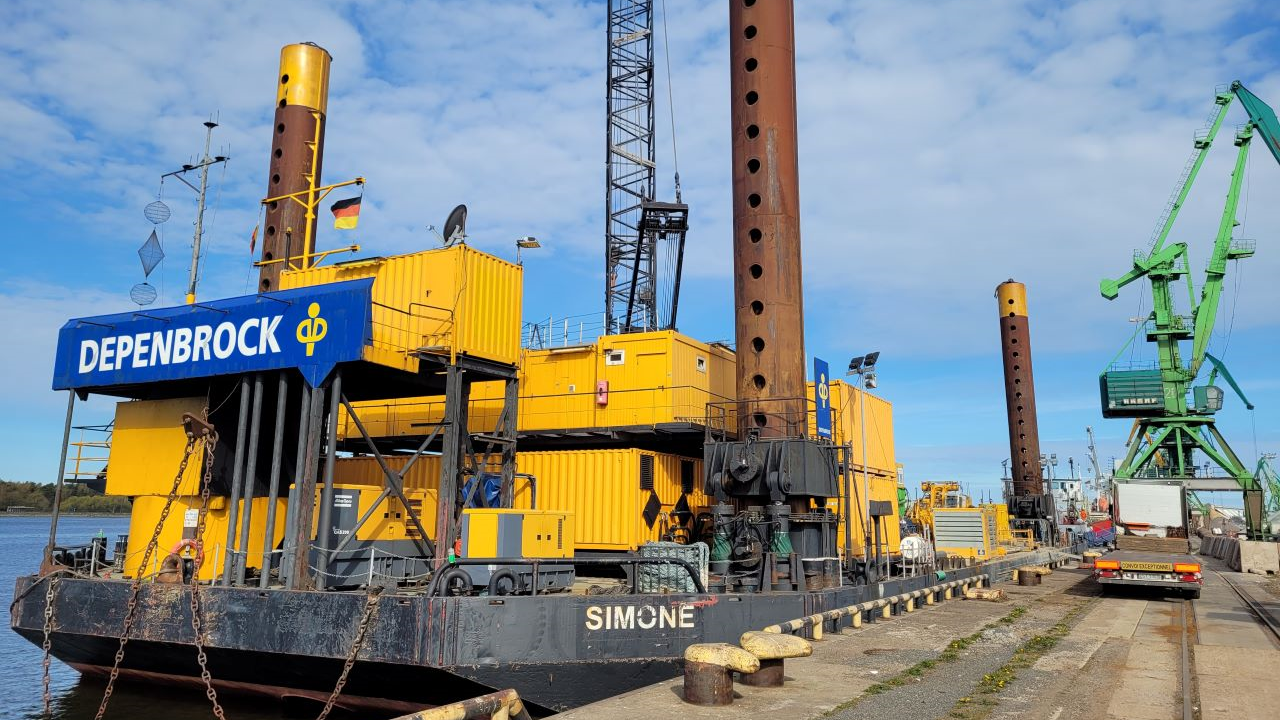 Jack-up-barge in use of drilling RD pile wall